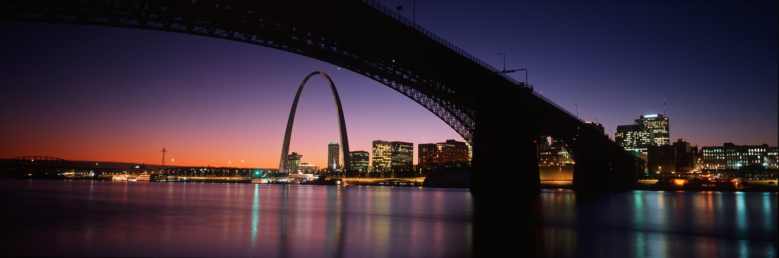 Gateway Arch and St. Louis skyline beside the Mississippi